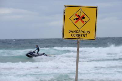 Foto de archivo de un salvavidas en una playa de Sydney (Australia) después del ataque de un tiburón a un surfista.