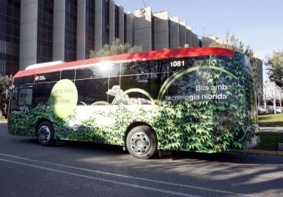 Uno de los primeros autobuses híbridos, en Barcelona. EFE/Toni Garriga