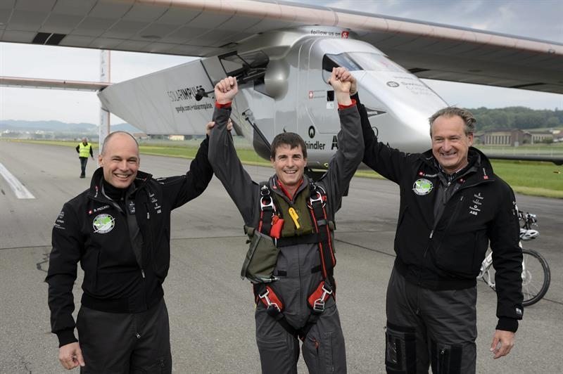 El fundador de Solar Impulse (de izda a dcha), presidente y piloto, Bertrand Piccard, el piloto de pruebas de Solar Impulse, Markus Scherdel, y el primer ejecutivo de Solar Impulse, Andre Borschberg, posan frente al segundo avión solar tras el primer vuelo de prueba en la base aérea de Payerne en Suiza hoy, lunes 2 de junio de 2014.