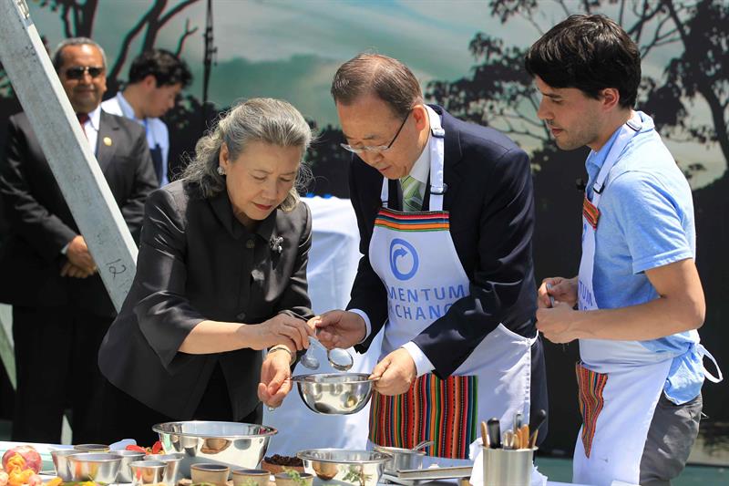 LIMA (PERÚ) 10/12/2014.- El secretario general de la ONU, Ban Ki-moon (c), y su esposa, Yoo Coon-Taek (i), preparan un ceviche vegetariano en compañía del chef peruano Virgilio Martínez durante la presentación de las cocina de combustión limpia de la actividad Ibu Inspirasi, una de las actividades ganadoras de la iniciativa Impulso para el Cambio de la CMNUCC, hoy, miércoles 10 de diciembre de 2014, en el marco de la vigésima cumbre mundial de las Naciones Unidas sobre el cambio climático (COP20), en Lima (Perú). EFE/Paolo Aguilar
