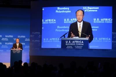 Jim Yong Kim en una teleconferencia sobre el desarrollo en África. 