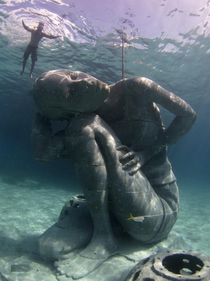 Escultura submarina de seis metros colocada en el Caribe de las Bahamas.