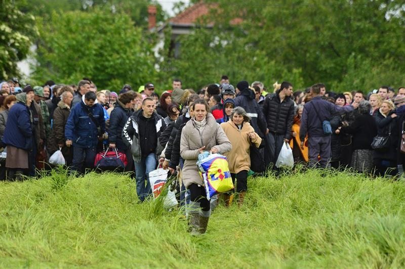 Los habitantes de la ciudad serbia de Obrenovac esperan para ser evacuados en helicóptero.