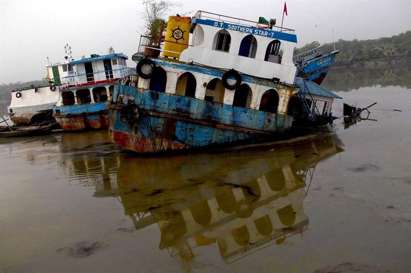 El causante del vertido de petróleo en el río Sela (Bangladesh)