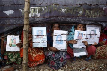 Madres de algunas de las 1.127 trabajadoras muertas en el accidente del complejo textil de Dacca.