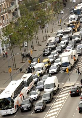 La ley de Cambio climático catalana  establece un impuesto sobre las emisiones de CO2 en turismos y furgonetas, que se aplicará de forma gradual hasta 2018. 