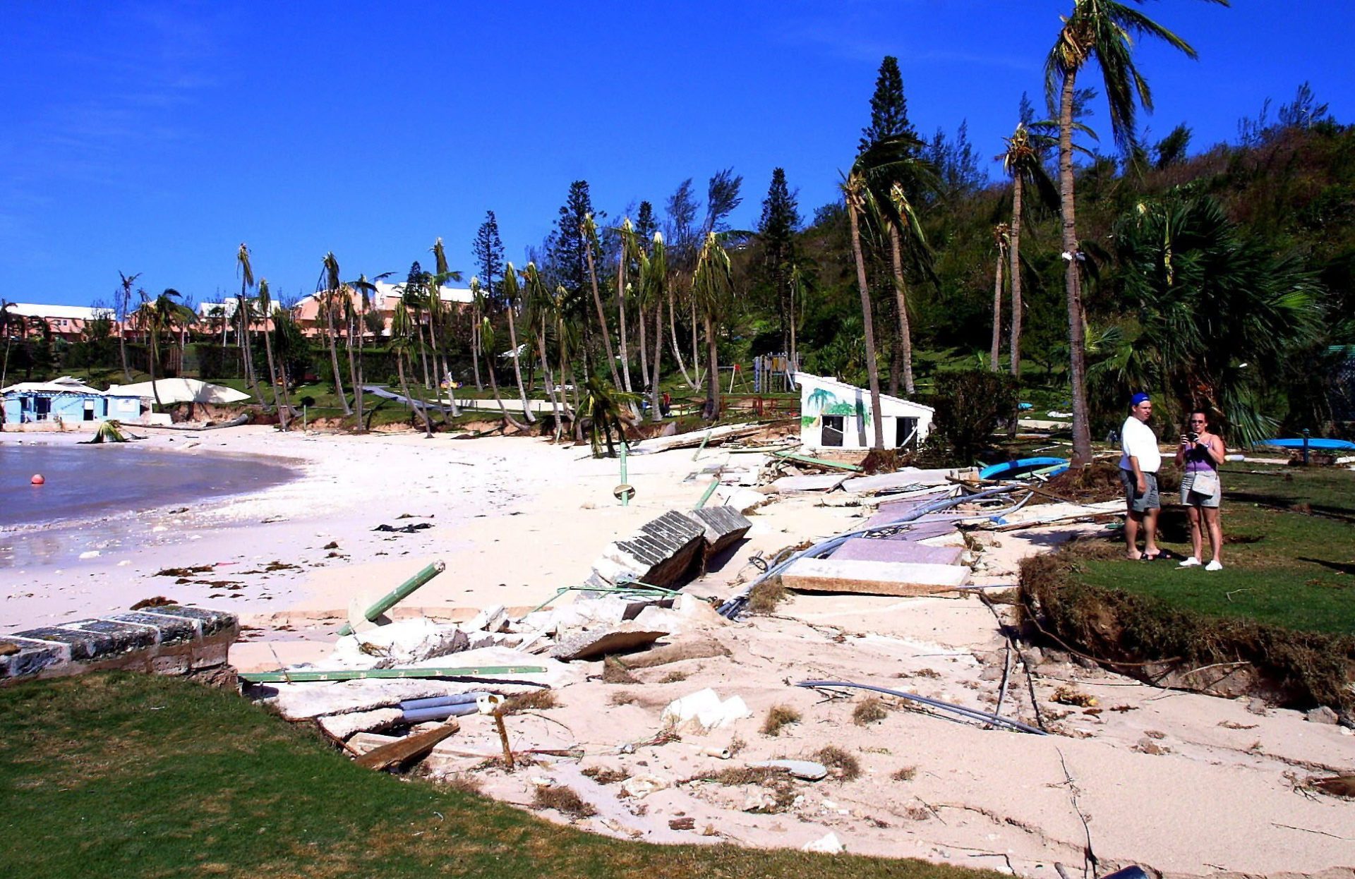Destrozos en un playa de Sonesta (Bermudas) tras el paso de un huracán en una foto de archivo.