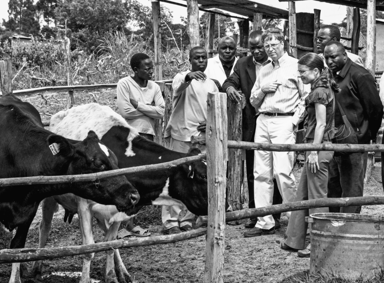 Bill Gates durante una visita a una granja de Kenia, en fotografía facilitada a EFE por la editorial.