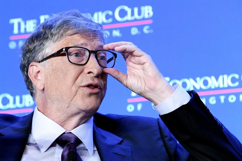 El fundador de Microsoft, Bill Gates (i), habla junto al presidente del Círculo de Economía de Washington, David Rubenstein (d), durante su participación en un evento organizado este lunes, en la sede del organismo en Washington (EE.UU.). El fundador de Microsoft anunció este lunes que espera recaudar unos 2.500 millones de dólares en 2020 a través de un fondo de inversión que él mismo fundó para combatir la crisis climática desde la innovación de varias empresas del sector energético. EFE/Lenin Nolly