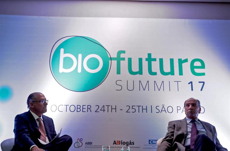 El canciller brasileño Aloysio Nunes (d) y el gobernador de Sao Paulo Geraldo Alckimin (i) participan en la apertura de la Cumbre Biofuture 2017, que empezó hoy, martes 24 de octubre de 2017, en Sao Paulo (Brasil). El canciller brasileño anuncio que veinte países preparan una declaración conjunta para incentivar "la promoción y la inversión" en combustibles de baja emisión en carbono a fin de desarrollar una bioeconomía sostenible que mitigue los efectos del cambio climático. EFE/Fernando Bizerra Jr