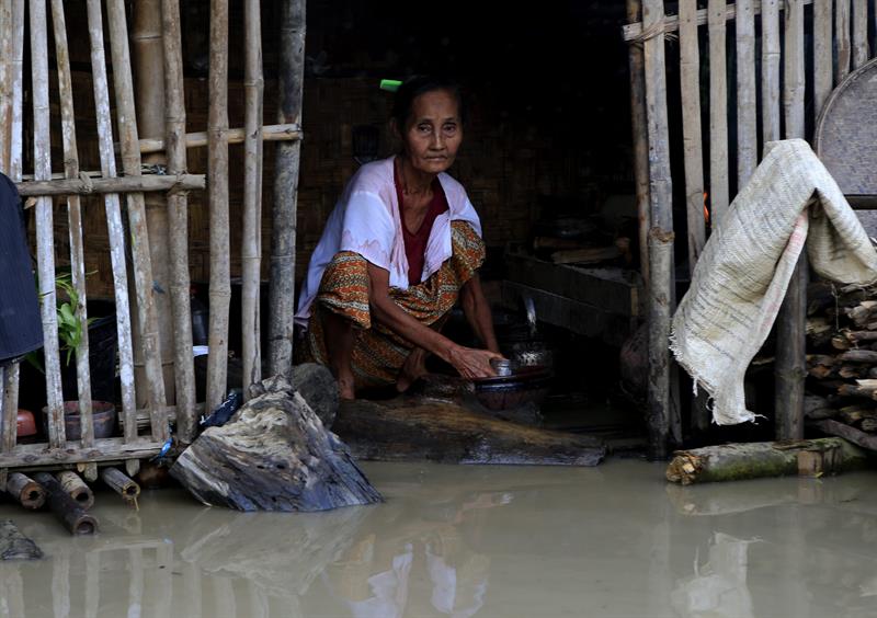 Una mujer atrapada por el agua.