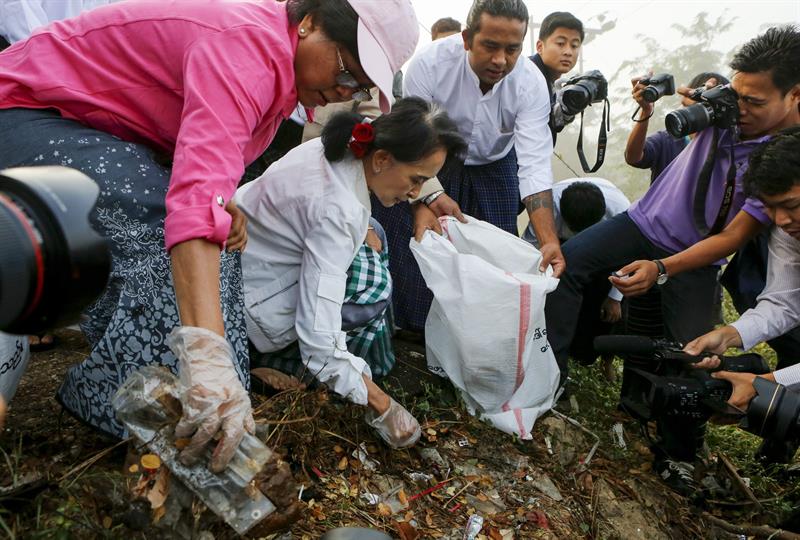 Aung San Suu Kyi , líder del Liga Nacional para la Democracia, recoge basura en su circunscripción electoral.