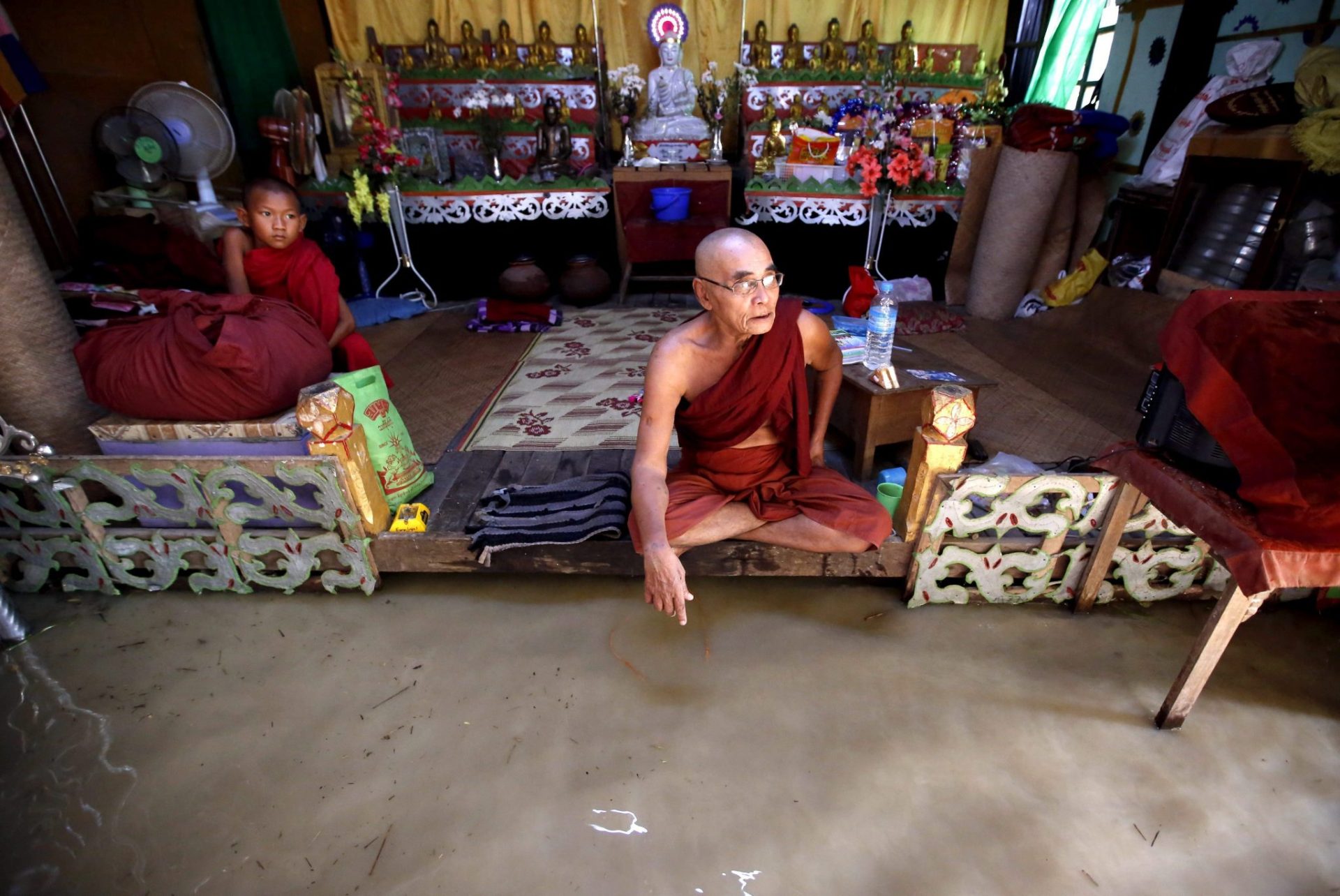 Monjes budistas en el interior de un templo inundado en Nyaung Don.