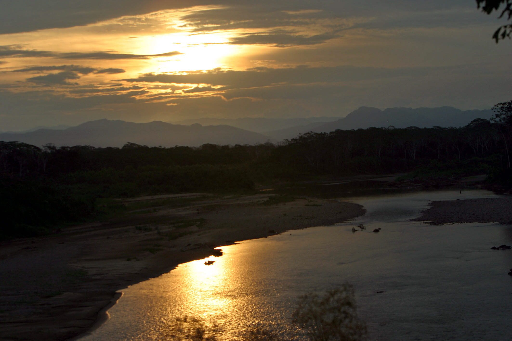Imagen de un crepúsculo en el río Beni, en pleno corazón de la Amazonía de Bolivia,