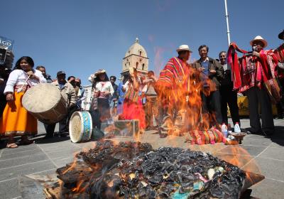 Ofrenda a la Pachamama, la Madre Tierra en La Paz (Bolivia)