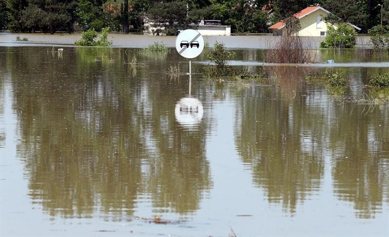 Una señal de tráfico en medio del agua en la localidad bosnia de Brcko, a unos 200 kilómetros de Sarajevo, en el noreste del país.