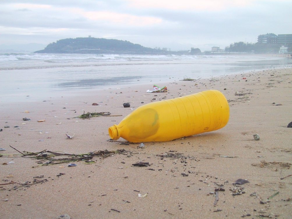 Botella de plastico en playa. Fotografía de Arturo Larena para
