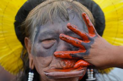 Un jefe de la tribu indígena Kayapó en una manifestación contra la central de Belo Monte, en la Amazonía brasileña.