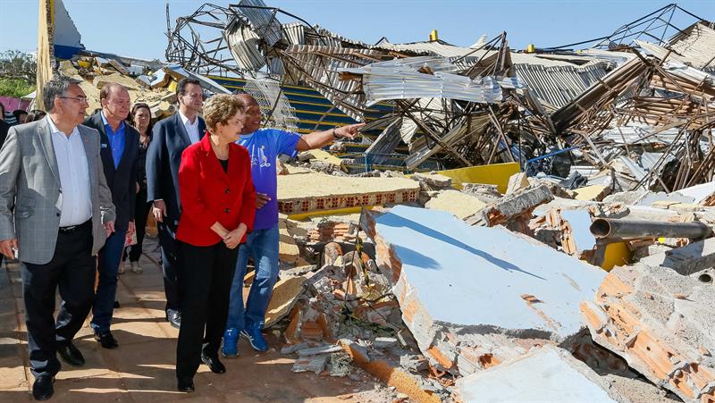 La presidenta Rousseff mientras Xanxere donde un tornado dejo dos muertos y a mil personas sin hogar.