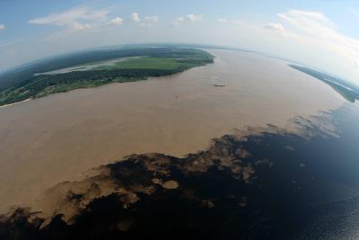 Vista del encuentro de las aguas del Río Negro con las del Río Solimões, en la ciudad brasileña de Manaos