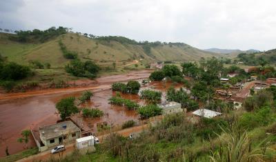El río Gualaxo do Sul  arrastra lodo tras la rotura de dos diques de contención del  complejo minero de Samarco. 