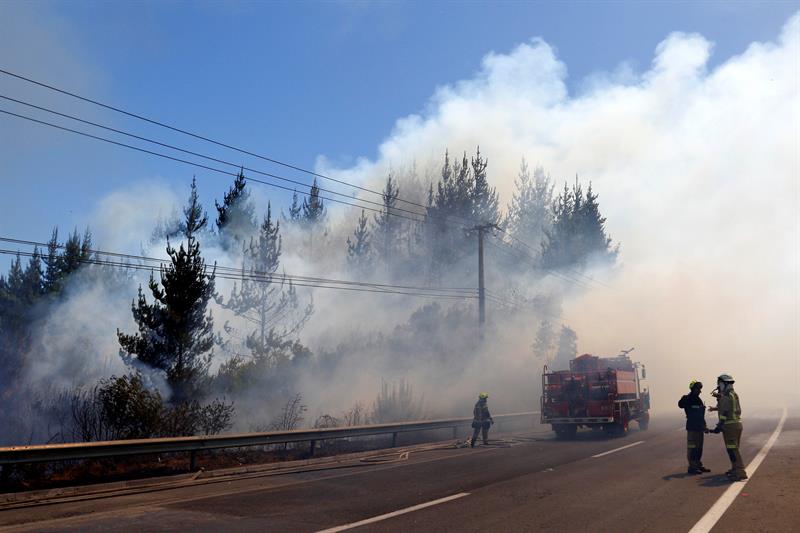VIÑA DEL MAR (CHILE), 12/03/2017.- Bomberos trabajan en el control de un incendio forestal en la ruta 66 acceso a Viña del Mar (Chile). EFE/Raúl Zamora