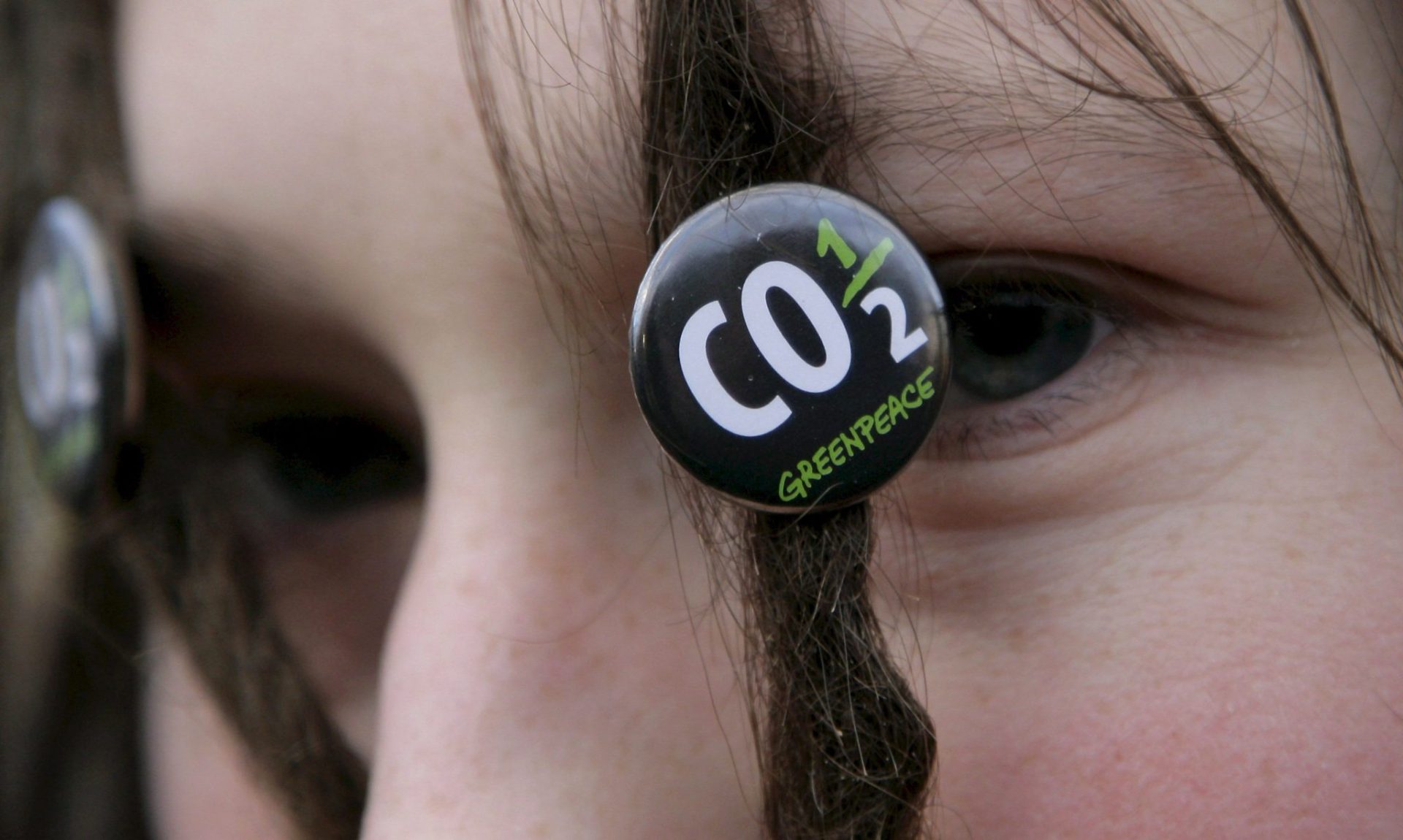 Una manifestante contra el cambio climático con una chapa con el lema CO2.