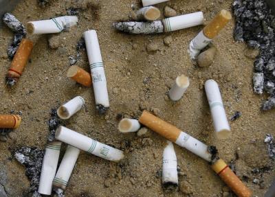 Imagen de colillas de cigarrillos en una zona de fumadores. EFE/BARBARA WALTON