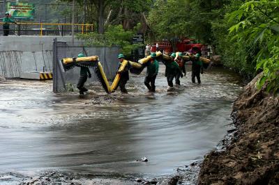 (COLOMBIA).- Fotografía de archivo de trabajadores de la empresa Ecopetrol intentando controlar un derrame de petróleo del oleoducto Caño Limón Coveñas. EFE/MANUEL HERNÁNDEZ