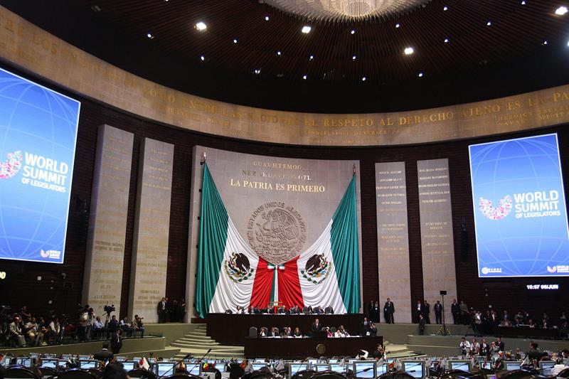 CIUDAD DE MÉXICO (MÉXICO), 06/06/2014.- Legisladores de unos 100 países participan durante la Cumbre Mundial de Legisladores, convocada por la Organización Global de Legisladores por un Medio Ambiente Balanceado (GLOBE) en Ciudad de México, donde evaluarán los avances logrados a nivel legislativo en favor del medio ambiente y definirán acciones futuras. En este marco, miembros del Senado mexicano firmaron con representantes del Foro de Presidentes y Presidentas de Poderes Legislativos de Centroamérica y la Cuenca del Caribe (Foprel) un acuerdo de protección ambiental y de gestión de recursos contra el cambio climático. EFE/Alex Cruz