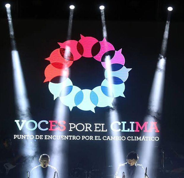 El músico peruano Lucho Quequesana interpreta una obra sobre los sonidos del agua la feria Voces por el Clima en el marco de la Conferencia sobre Cambio Climático de la ONU que se realiza en Lima (Perú).