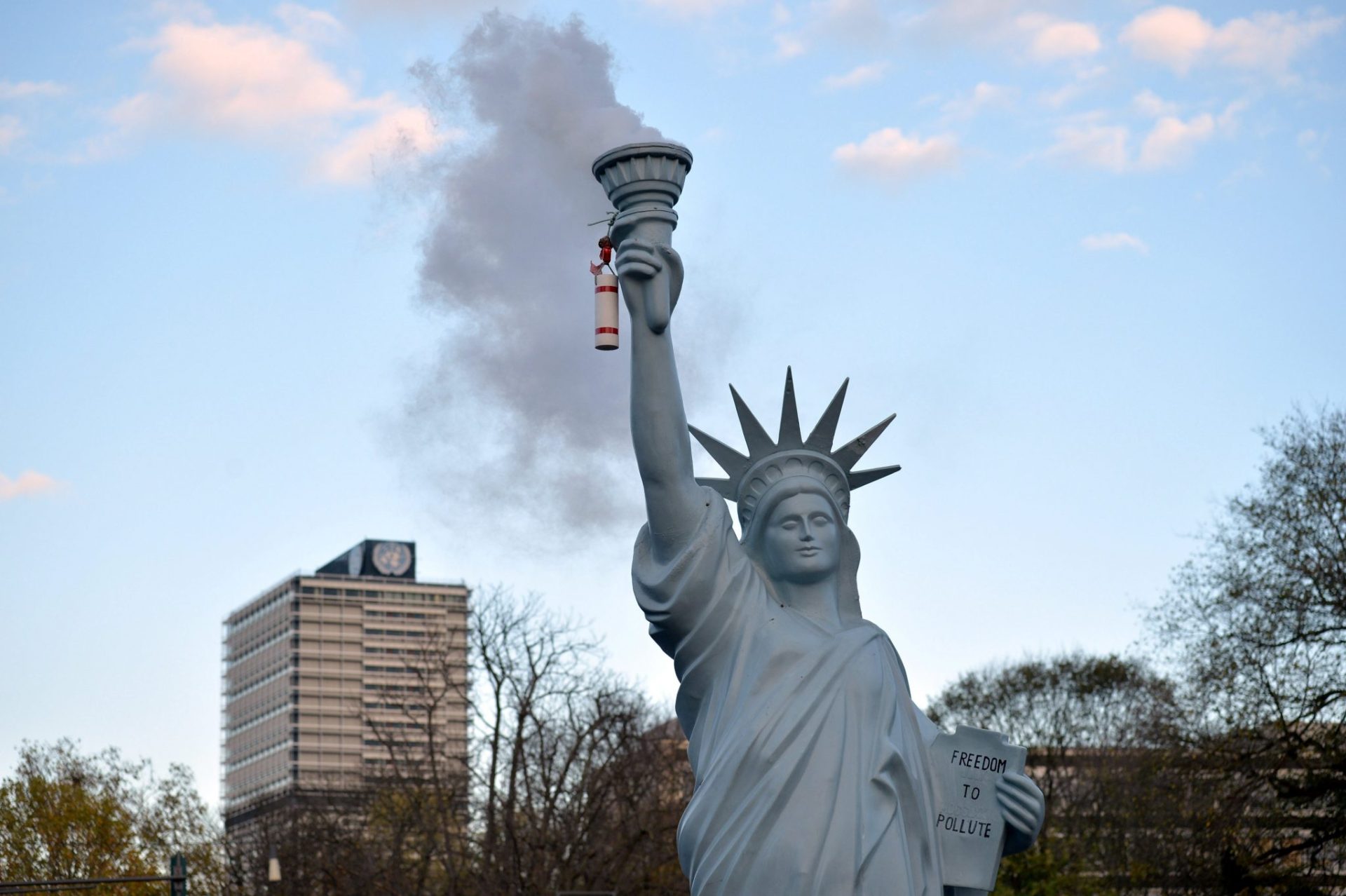 réplica humeante de la Estatua de la Libertad hecha por el artista danés Jens Galschiot expuesta en la COP 23 de Bonn