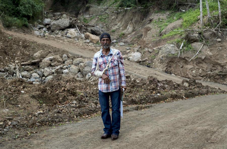 El productor de café Trinidad Chavarría anda por un camino reconstruido tras el paso del huracán Iota, en el municipio de Wiwilí, departamento de Jinotega (Nicaragua). Efe-pbd/Jorge Torres