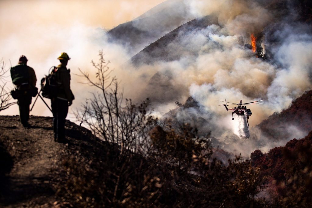 Bomberos luchan contra el fuego en Clearlake, California.