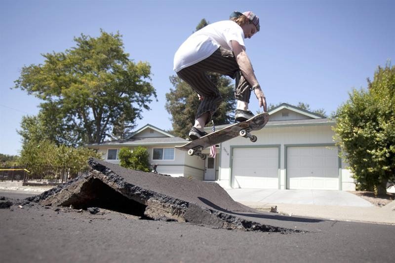 Un adolescente de Napa (California) aprovecha los efectos del terremoto para practicar con el monopatín.