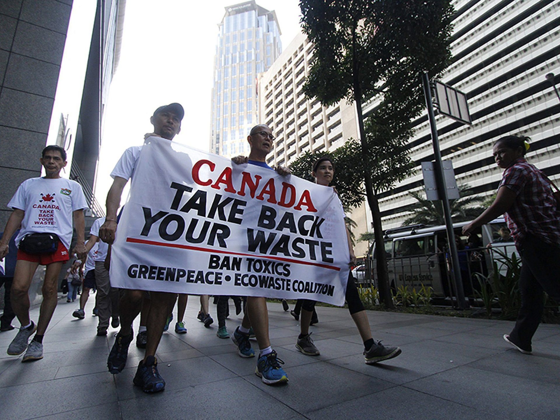 Grupos de defensa del medio ambiente marchan hacia la Embajada de Canadá, en Manila.