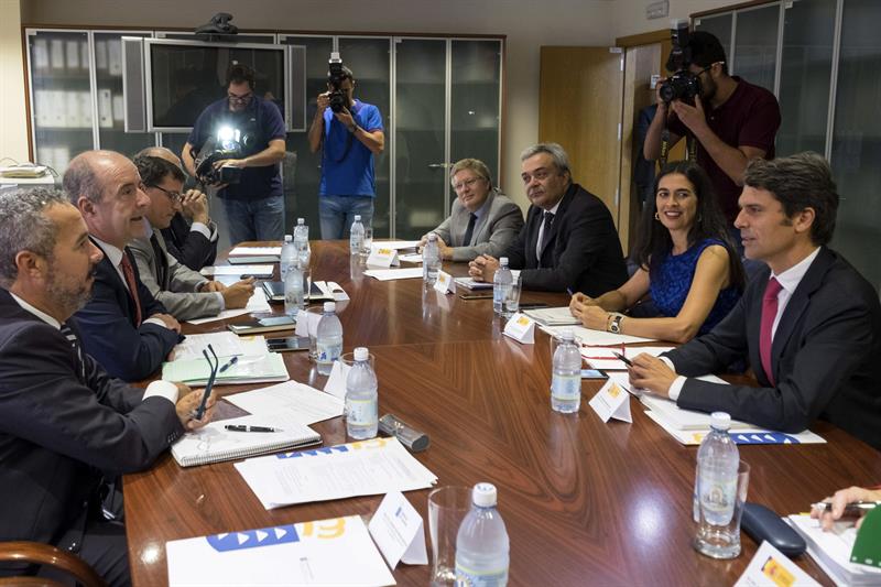 Asistentes a la reunión del Régimen Económico y Fiscal (REF) hoy en Las Palmas.