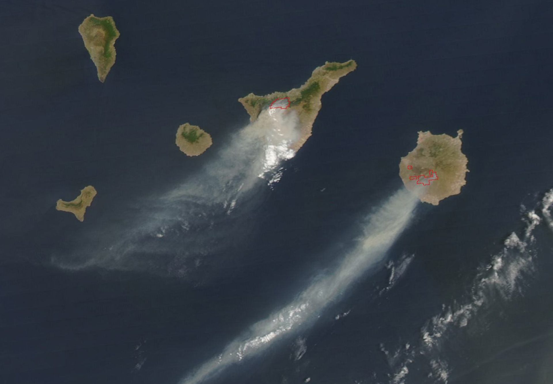 Foto tomada por el satélite Aqua de dos incendios ocurridos en Gran Canaria y Tenerife en 2007. 