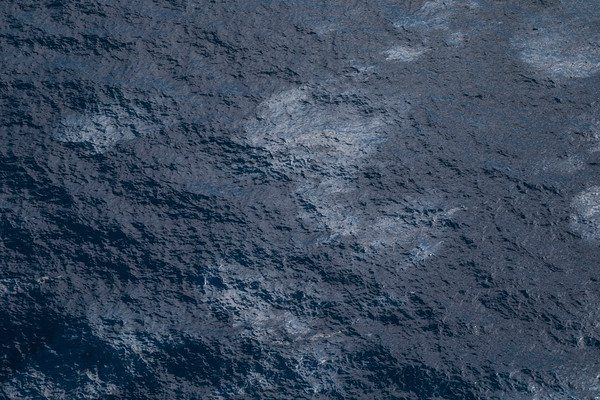 Greenpeace ha sobrevolado la zona afectada por el vertido del pesquerop ruso Oleg Naydenov.