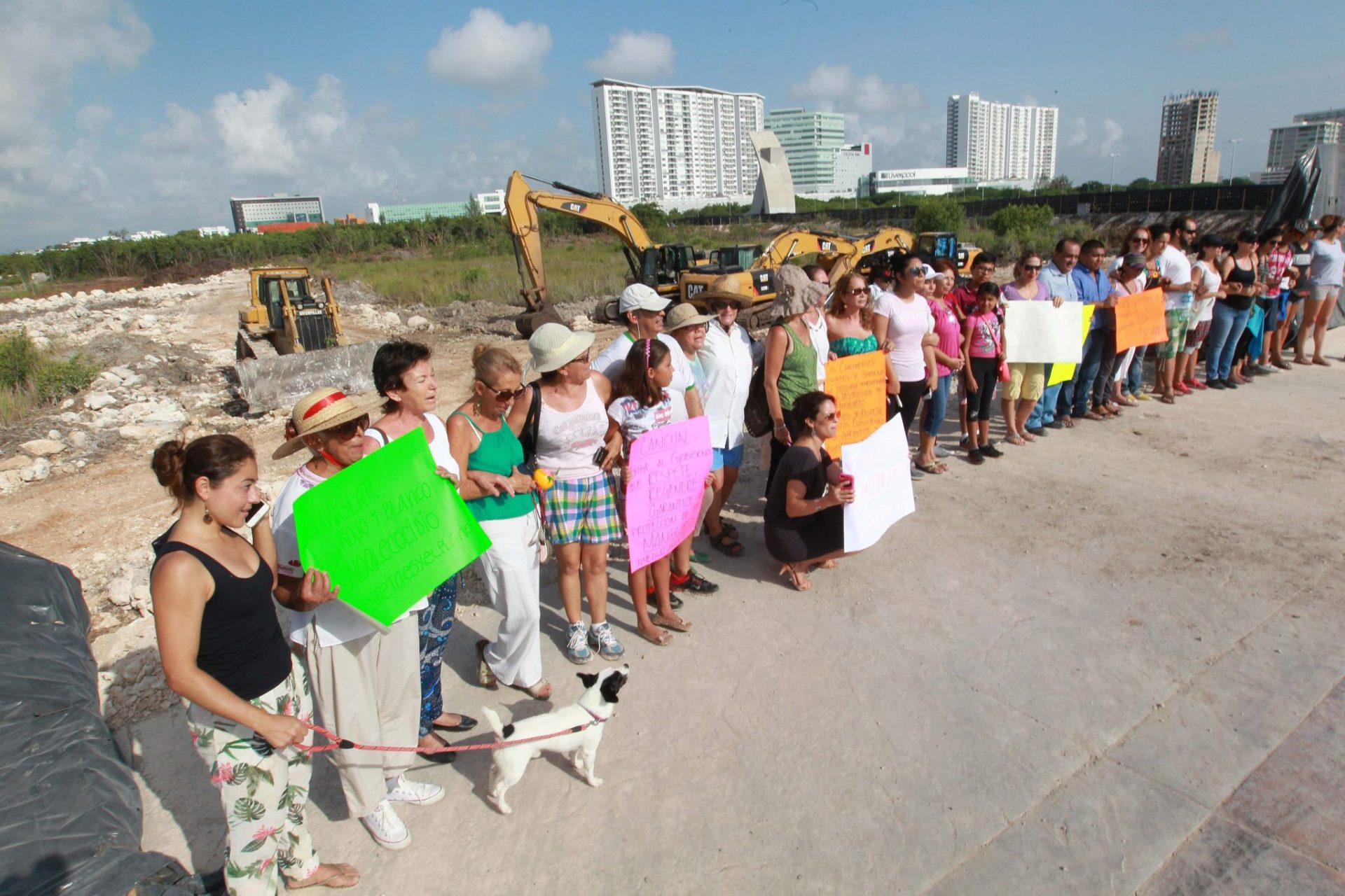 Ambientalistas protestan ante las obras de un complejo turístico en Cancún (México).