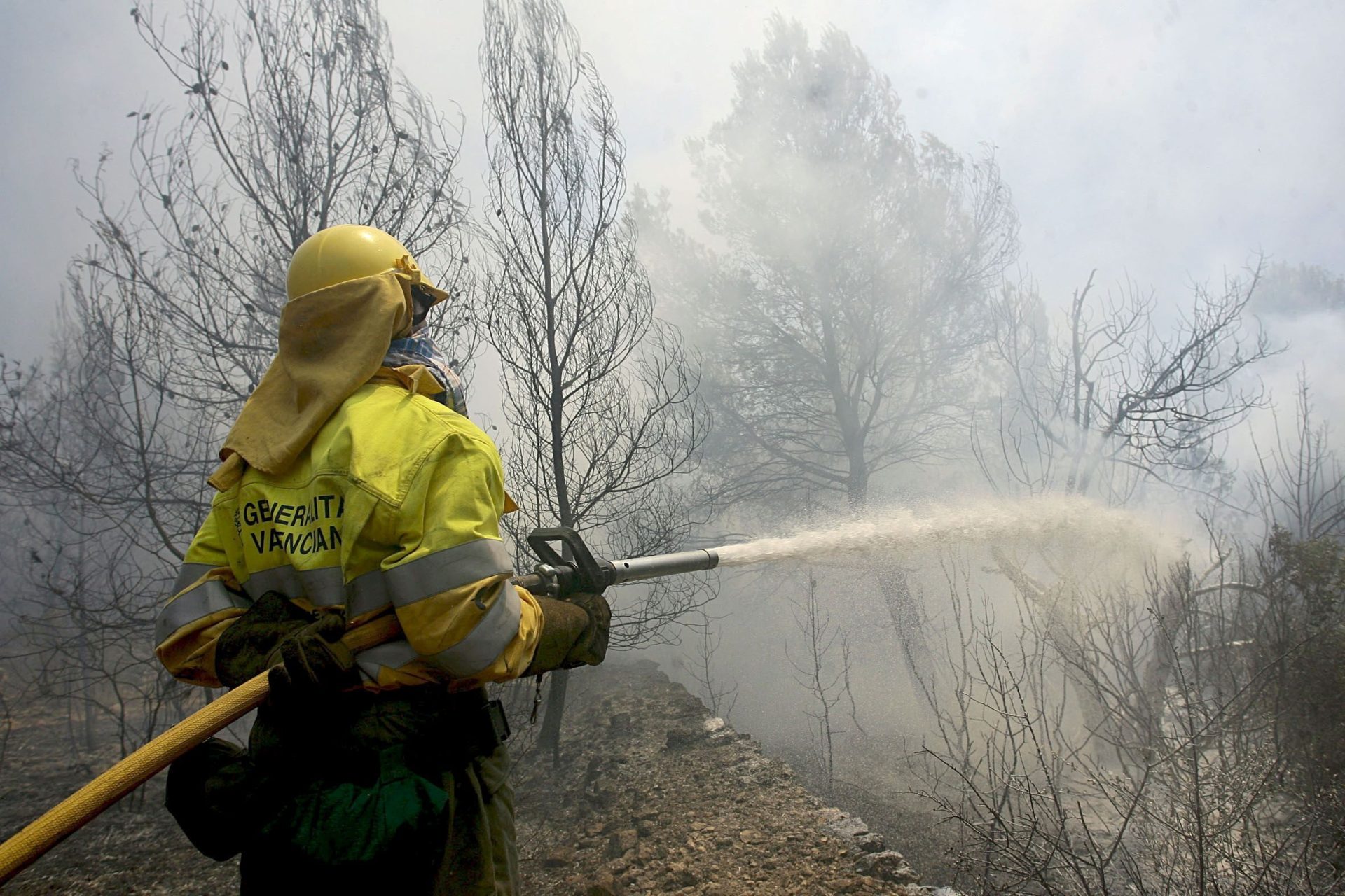 Llamas del incendio forestal declarado esta tarde en el término de Vall d,Uixó, en la comarca castellonense de la Plana Baixa