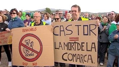 Una cadena humana pide en octubre de 2013 el desmantelamiento de las plantas marina y terrestre que integran el Proyecto Castor de inyección de gas a través de una plataforma frente a las costas de Vinarós (Castellón).