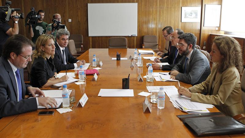 El secretario de Estado de Energía, Alberto Nadal (2d), reunido con los delegados y subdelegados del Gobierno en Castellón,  Valencia y Tarragona,  para abordar el proyecto Castor, tras los seísmos.