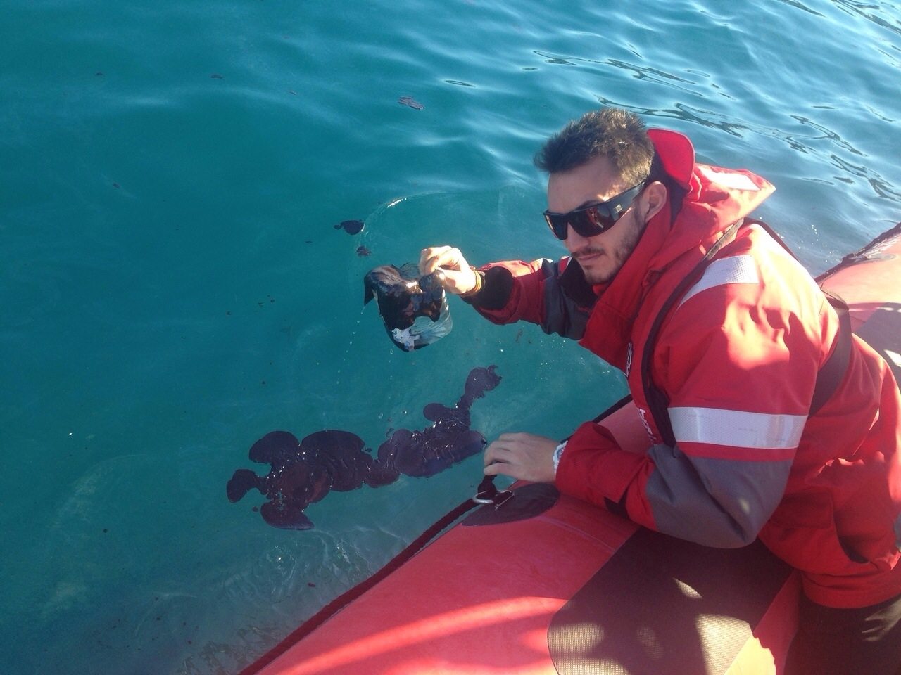 Recogida de muestras del vertido en aguas de El Estrecho.