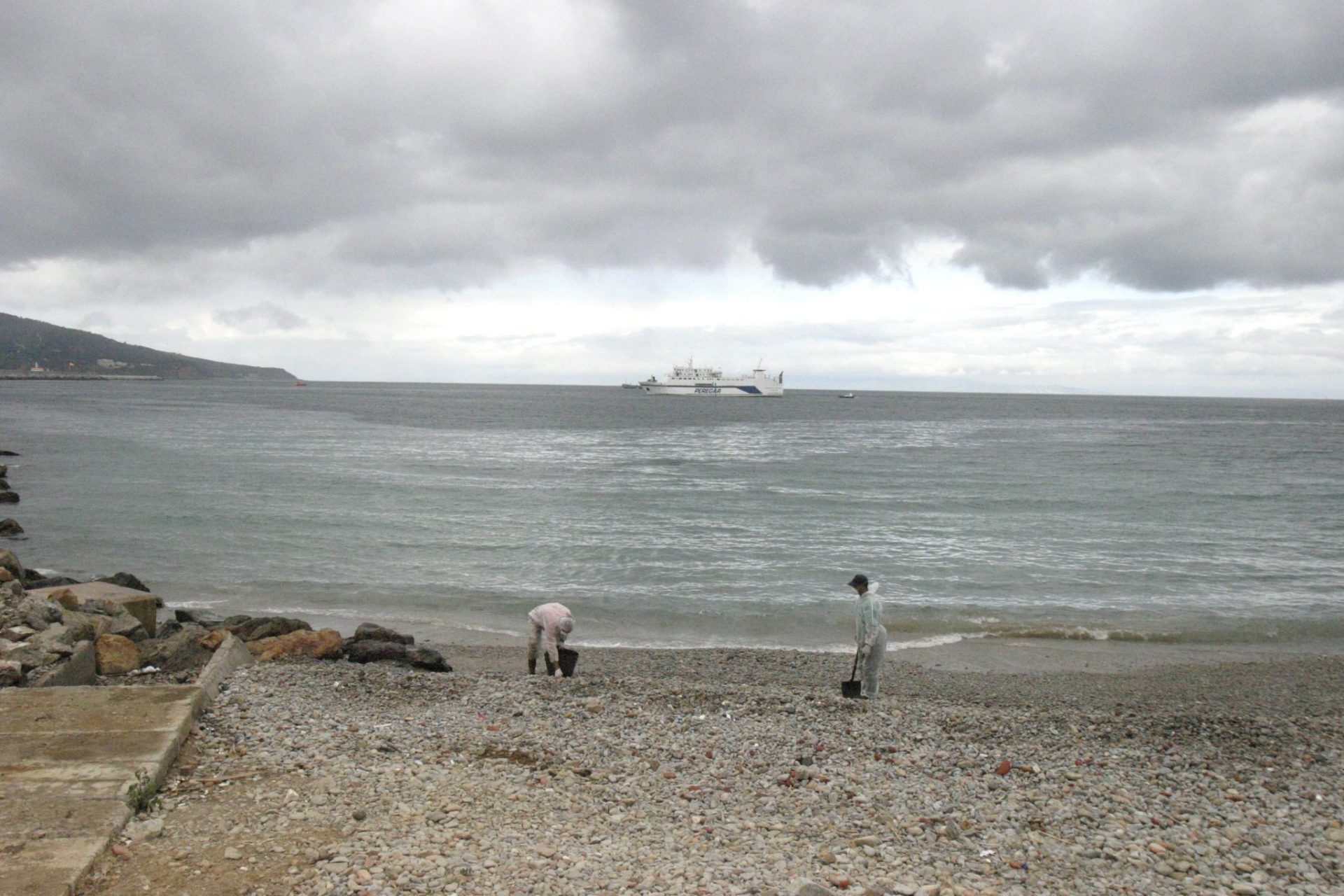 Trabajos de limpieza de un vertido de fuel en la costa de Ceuta en 2008.