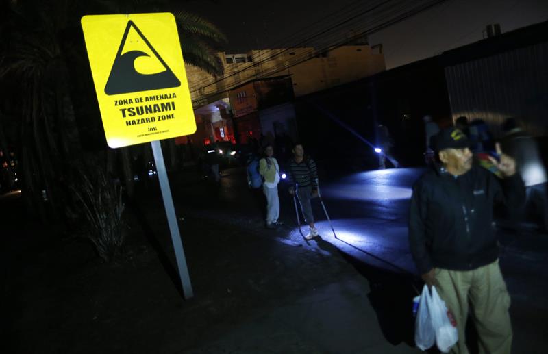 Habitantes de Iquique (CHile) abandonan la ciudad ante la alerta de tsunami tras un segundo temblor de 7,8 grados.