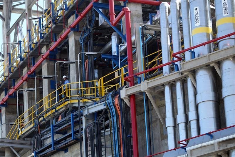 Vista de parte de las tuberías del nuevo estanque de almacenamiento del Terminal de Regasificación GNL (gas natural licuado) inaugurado hoy en la localidad chilena de Mejillones, situada en 1.420 km. al norte de Santiago.