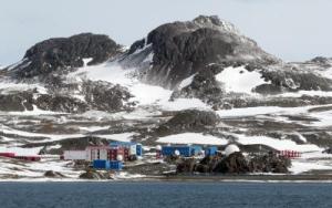 Lla base china Gran Muralla, en la Isla Rey Jorge, archipiélago de las Islas Shetland del Sur (Antártida).