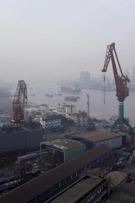Vista de una zona  industrial a orillas del río Huangpu, en Shangai, China