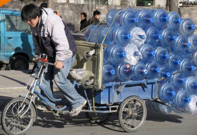 Un repartidor de agua embotellada en Pekín,
